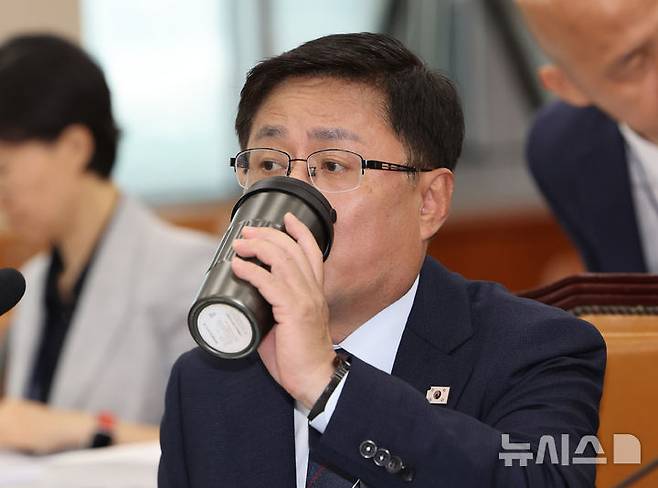 [서울=뉴시스] 김명년 기자 = 김성환 환경부 장관 후보자가 15일 서울 여의도 국회 환경노동위원회에서 열린 인사청문회에서 텀블러로 물을 마시고 있다. 2025.07.15. kmn@newsis.com