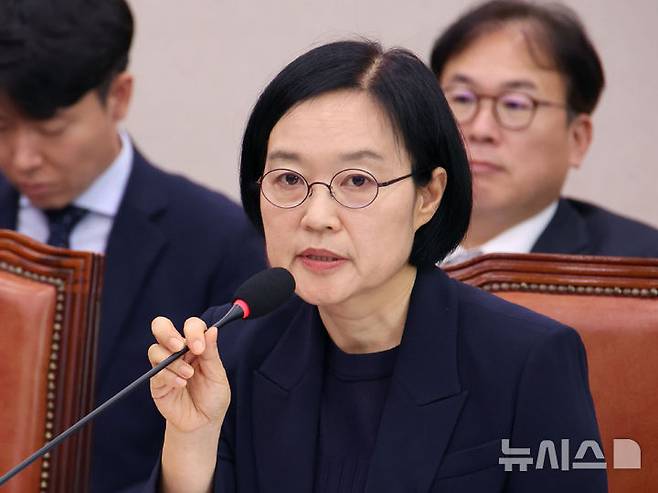 [서울=뉴시스] 김금보 기자 = 한성숙 중소벤처기업부 장관 후보자가 15일 서울 여의도 국회 산업통상자원중소벤처기업위원회에서 열린 인사청문회에서 질의에 답하고 있다. 2025.07.15. kgb@newsis.com