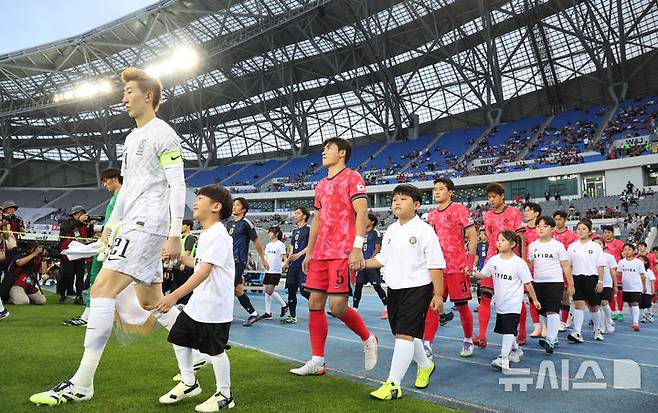 [용인=뉴시스] 김진아 기자 = 15일 경기 용인미르스타디움에서 열린 2025 동아시아축구연맹(EAFF) E-1 챔피언십(동아시안컵) 남자부 한국과 일본의 경기, 한국 선수들이 입장하고 있다. 2025.07.15. bluesoda@newsis.com