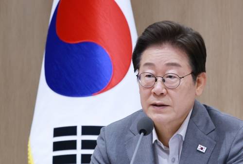 이재명 대통령 국무회의 발언 이재명 대통령 국무회의 발언     (서울=연합뉴스) 홍해인 기자 = 이재명 대통령이 15일 서울 용산 대통령실 청사에서 열린 국무회의에서 발언하고 있다. 2025.7.15     hihong@yna.co.kr (끝)   <저작권자(c) 연합뉴스, 무단 전재-재배포, AI 학습 및 활용 금지>