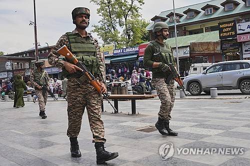카슈미르 순찰하는 인도군 [AP 연합뉴스 자료사진]