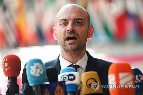 취재진 질문에 답하는 프랑스 외무 [브뤼셀 로이터=연합뉴스 제공]