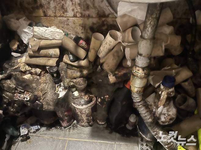 곰팡이가 점령한 화장실 구석에 휴지심이 쌓여있다. 강지윤 기자