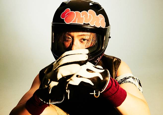 윤산하는 전작 '더스크' 이후 11개월 만에 미니 2집 '더스크'를 낸다. 판타지오 제공