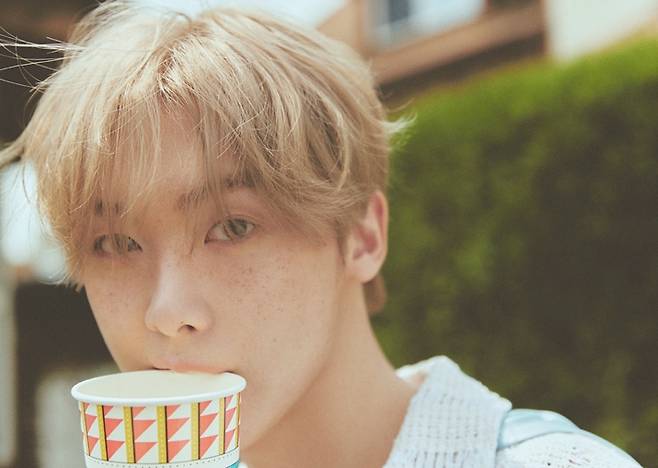 가수 윤산하. 판타지오 제공