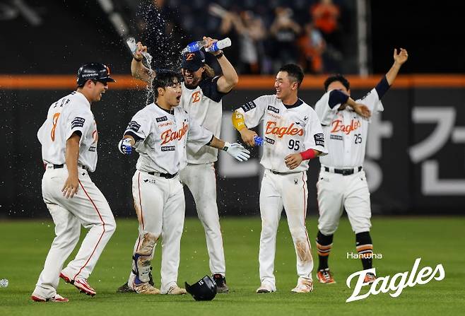 한화는 전반기를 1위로 마치면서 26년 만의 우승 가능성을 높였다. 사진은 지난 10일 KIA와 홈 경기에서 끝내기 안타를 때린 문현빈이 동료들의 축하를 받는 모습. 한화 이글스