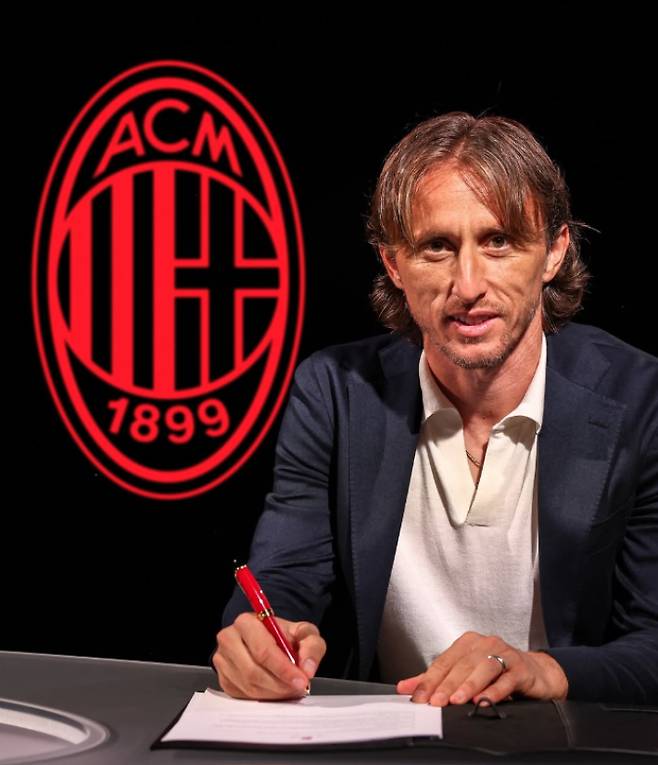 AC밀란과 계약한 루카 모드리치. AC밀란 SNS 캡처