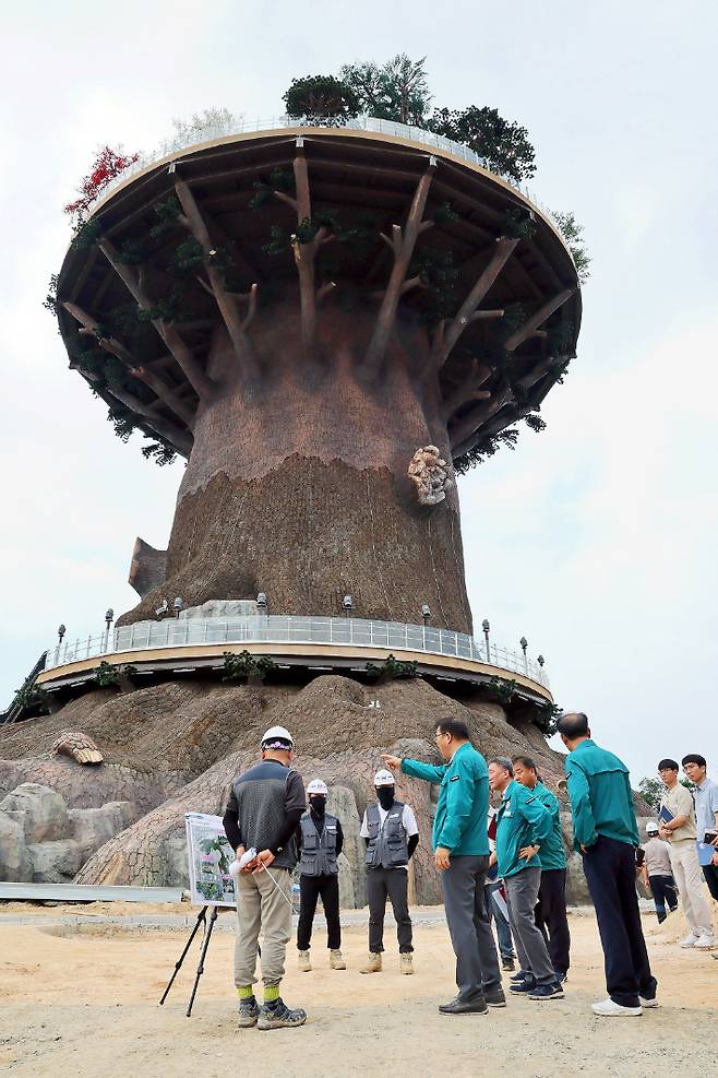 장금용 창원시장 권한대행과 관계 공무원, 시공사 관계자들이 8일 대상공원 '빅트리'에 대한 특별점검을 실시하고 있다. 창원시 제공
