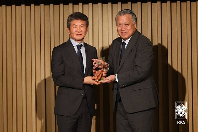 동아시아축구연맹(EAFF) 회장으로 추대된 대한축구협회 정몽규 회장(왼쪽). 대한축구협회 제공