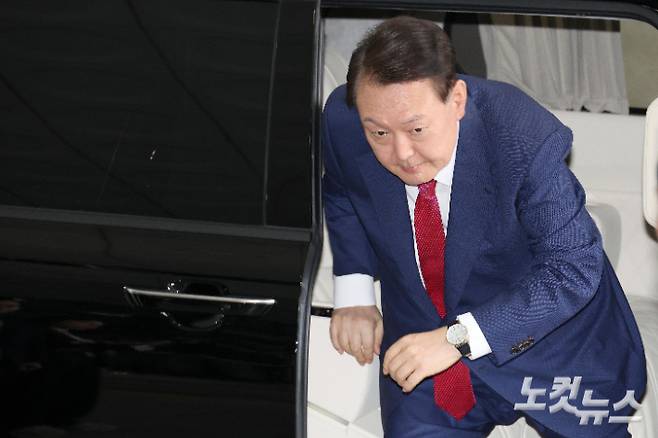 윤석열 전 대통령이 5일 오전 서울 서초구 서울고검 청사에 마련된 내란특검에 2차 소환 조사에 출석하고 있다. 당초 윤 전 대통령은 특검팀이 오전 9시까지 출석해달라고 통보하자, 오전 10시에 출석하겠다며 조율을 시도했다가 거부됐다. 박종민 기자