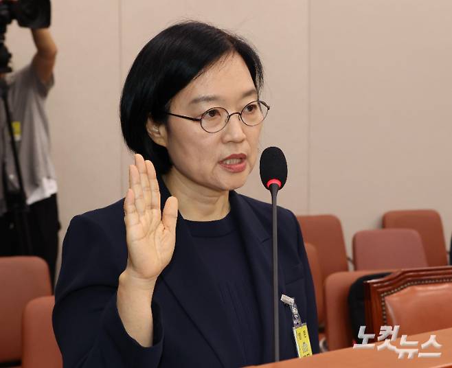 한성숙 중소벤처기업부 장관 후보자가 15일 오전 국회 산업통상자원중소벤처기업위원회에서 열린 인사청문회에 출석해 선서를 하고 있다. 황진환 기자