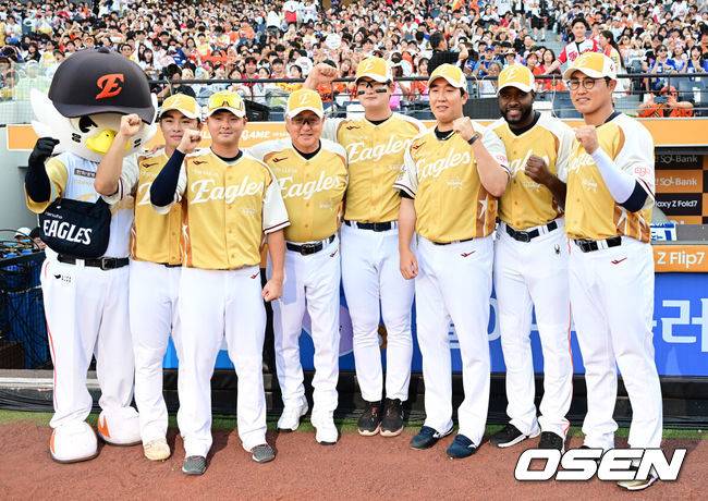 [OSEN=대전, 최규한 기자] 12일 오후 대전 한화생명볼파크에서 ‘2025 신한 SOL Bank KBO리그’ 올스타전이 열렸다. 경기를 앞두고 한화 올스타 문현빈, 이도윤, 김경문 감독, 김서현, 박상원, 플로리얼, 채은성이 포즈를 취하고 있다. 2025.07.12 / dreamer@osen.co.kr