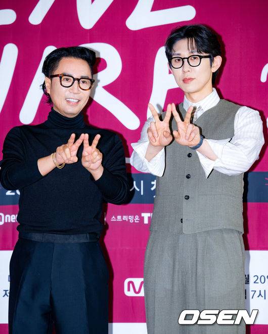 [OSEN=민경훈 기자] 19일 서울 중구 커뮤니티하우스 마실에서 Mnet&nbsp;라이브 음악 토크쇼&nbsp;'라이브 와이어' 제작발표회 및 기자간담회가 열렸다.Mnet ‘라이브 와이어’는 음악으로 사람과 사람을 연결하는 릴레이 방식의 음악 토크쇼로, 매 회 아티스트가 다음 아티스트를 직접 지목하며 무대를 이어가는 독특한 형식으로 주목받고 있다. 정재형과 코드 쿤스트는 이번 프로그램을 통해 처음으로 MC 호흡을 맞추며 색다른 시너지를 예고했다.MC 정재형 & 코드 쿤스트가 포토타임을 갖고 있다. 2025.06.19 /rumi@osen.co.kr