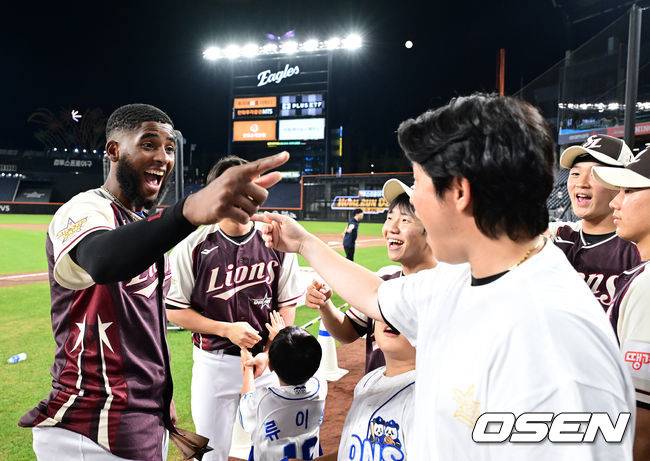 [OSEN=대전, 지형준 기자] 프로야구 삼성 라이온즈 르윈 디아즈가 홈런더비에서 우승을 차지했다.디아즈는 11일 대전 한화생명볼파크에서 열린 ‘2025 KBO 올스타전 컴투스프로야구 홈런더비’에서 예선 11홈런, 결선 8홈런을 기록하며 우승 트로피를 들어올렸다.&nbsp;삼성 디아즈가 홈런더비 우승을 차지하며 이우일 1군 매니저와 기뻐하고 있다. 2025.07.11 / jpnews@osen.co.kr