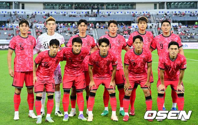 [OSEN=용인, 최규한 기자] 홍명보 감독이 이끄는 남자축구대표팀이 15일 오후 용인 미르스타디움에서 2025 동아시아축구연맹(EAFF) E-1 챔피언십(동아시안컵) 3차전 일본과 경기를 가졌다.&nbsp;한국은 1차전서 중국을 3-0, 2차전서 홍콩을 2-0으로 완파했다. 하지만 일본이 1차전서 홍콩을 6-1, 2차전서 중국을 2-0으로 이겼다. 골득실 +7의 일본이 +5의 한국을 누르고 조 선두인 상황이다. 나란히 2승을 거둔 한국과 일본은 대회 우승컵을 놓고 격돌한다.&nbsp;경기를 앞두고 한국 베스트 11이 포즈를 취하고 있다. 2025.07.15 / dreamer@osen.co.kr