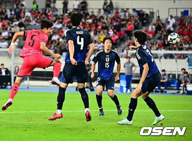 [OSEN=용인, 지형준 기자] 홍명보 감독이 이끄는 남자축구대표팀이 15일 오후 용인 미르스타디움에서 2025 동아시아축구연맹(EAFF) E-1 챔피언십(동아시안컵) 3차전 일본과 경기를 가졌다.&nbsp;한국은 1차전서 중국을 3-0, 2차전서 홍콩을 2-0으로 완파했다. 하지만 일본이 1차전서 홍콩을 6-1, 2차전서 중국을 2-0으로 이겼다. 골득실 +7의 일본이 +5의 한국을 누르고 조 선두인 상황이다. 나란히 2승을 거둔 한국과 일본은 대회 우승컵을 놓고 격돌한다.&nbsp;후반 한국 박진섭이 헤더슛을 시도하고 있다. 2025.07.15 / jpnews@osen.co.kr