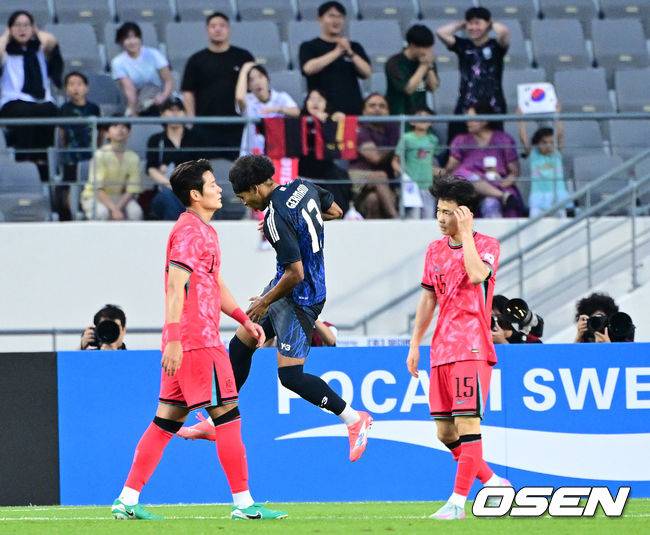 [OSEN=용인, 최규한 기자] 홍명보 감독이 이끄는 남자축구대표팀이 15일 오후 용인 미르스타디움에서 2025 동아시아축구연맹(EAFF) E-1 챔피언십(동아시안컵) 3차전 일본과 경기를 가졌다.&nbsp;한국은 1차전서 중국을 3-0, 2차전서 홍콩을 2-0으로 완파했다. 하지만 일본이 1차전서 홍콩을 6-1, 2차전서 중국을 2-0으로 이겼다. 골득실 +7의 일본이 +5의 한국을 누르고 조 선두인 상황이다. 나란히 2승을 거둔 한국과 일본은 대회 우승컵을 놓고 격돌한다.&nbsp;전반 한국이 일본 저메인 료에세 선제골을 내준 뒤 아쉬워하고 있다. 2025.07.15 / dreamer@osen.co.kr