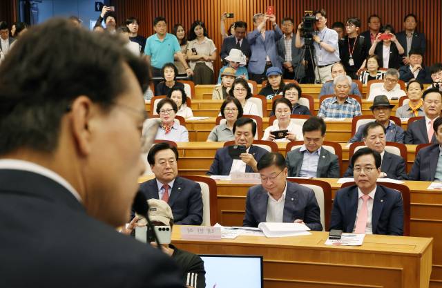 ▲지난 14일 서울 여의도 국회박물관에서 열린 긴급토론회 '무엇을 할 것인가?, 자유공화 리셋코리아를 위하여'에서 국민의힘 송언석 비상대책위원장 겸 원내대표가 윤상현 의원의 발언을 듣고 있다. ⓒ연합뉴스