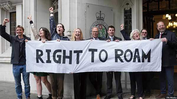 헌법재판소 재판 승소 후에 기뻐하는 피고 측. 사진 PA.