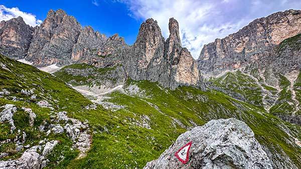 알타비아 No.2 트레일은 단지, 돌 위에 그려진 삼각형 표식만으로 방향을 알려 주었다.