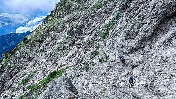 사쏘 스카니아를 지난 뒤에도, 아찔한 절벽을 따라 이어지는 비아 페라타 구간을 또 한 번 지나야 했다.