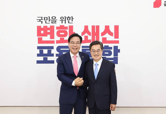 김동연 경기도지사(오른쪽)가&nbsp;서울 여의도 국회에서 송언석 국민의힘 비상대책위원장 겸 원내대표와 악수하고 있다. 경기도 제공