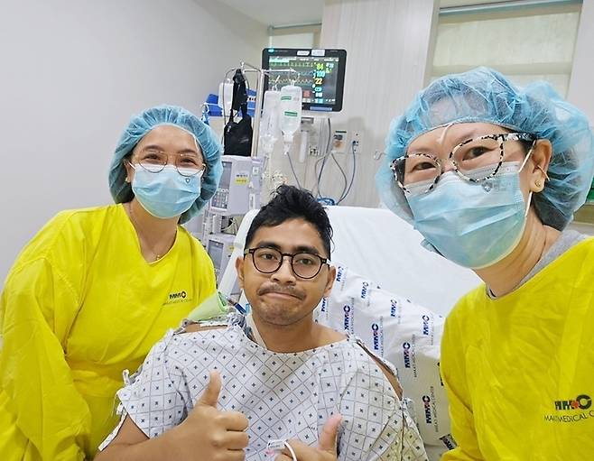 한국 의료진에게 생명을 선물 받은 프란츠 아렌 바바오 레예즈 씨가 ‘한국 의료 최고’라 외치며 두 손 모두 엄지를 치켜세운 사진을 전달해왔다. 서울아산병원 제공