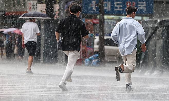 서울 종로구 종각역 인근에서 시민들이 발걸음을 재촉하고 있다. 뉴스1