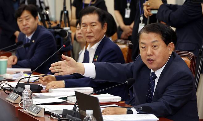 김병주 더불어민주당 의원이 15일 서울 여의도 국회 국방위원회에서 열린 안규백 국방부 장관 후보자의 인사청문회에서 성일종 국방위원장에게 발언권을 신청하고 있다. 뉴시스