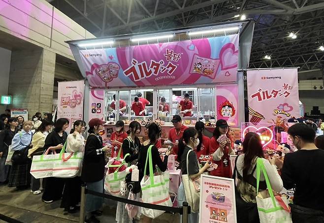 올해 열린 ‘케이콘 재팬 2025’에서&nbsp;‘불닭’ 부스 앞에 줄 선 일본 소비자들. 삼양식품 제공