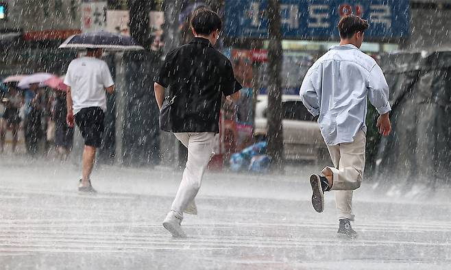 지난 8일 서울 종로구 종각역 인근에서 시민들이 발걸음을 재촉하고 있다. 뉴스1