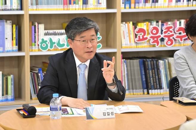 김길성 서울 중구청장이 지난해 한 학교를 방문해 학부모, 교사와 현장 간담회를 하고 있다. 중구 제공