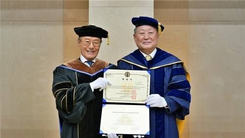 14일 학위 수여식에서 윤윤수(왼쪽) 미스토홀딩스 회장과 박정운 한국외대 총장이 기념사진을 촬영하고 있다. 한국외대 제공