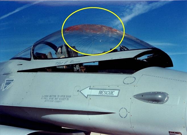 2023년 3월 16일(현지시간) 레딧닷컴에 올라온 미국 F-16 전투기의 조종석 상단 투명 덮개 파손 사진. 미 폭스뉴스 보도 이해를 돕기 위한 것으로 직접적인 연관성은 없다. 출처=레딧닷컴