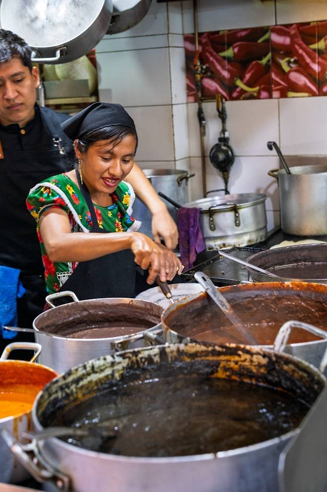 몰레의 수도라고 불리는 멕시코 오악사카의 전통시장에서 몰레 소스를 이용한 요리를 하는 장면. 가정에서는 페이스트 형태로 구입해 육수나 물을 넣고 개어 즉석에서 소스로 사용한다.