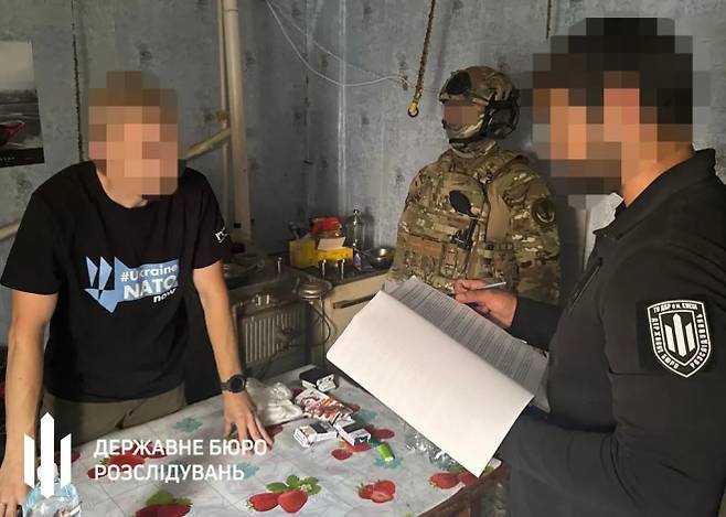 11일(현지시간) 우크라이나 수사국(SBI)이 반부패 운동가 비탈리 샤부닌 반부패행동센터(ACAC) 소장의 병역 회피 및 사기 혐의와 관련해 하르키우에 있는 샤부닌 소장의 군 초소를 압수수색하고 있다. 2025.7.11 SBI