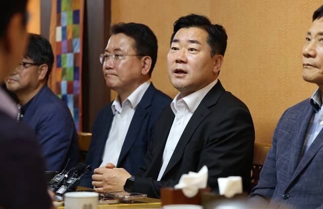 더불어민주당 당대표 후보인 박찬대 의원이 14일 대구 중구 한 식당에서 열린 더불어민주당 대구 당원 간담회에 참석해 모두발언하고 있다. 연합뉴스