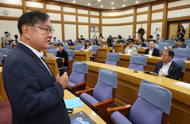 김태년 더불어민주당 의원이 15일 서울 여의도 국회 의원회관에서 열린 '경제는 민주당, 코스피 5000시대 실현을 위해 민주당이 할 일:주식편'에서 발언하고 있다. 연합뉴스