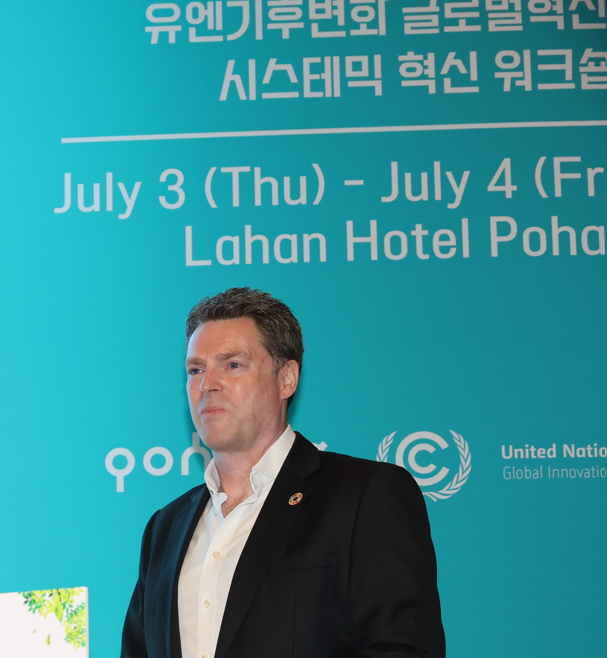 마크 마슬린 런던대 교수가 기후위기 대응과 관련한 주제 강연을 하고 있다. 사진제공=포항시