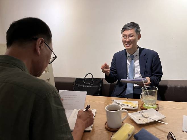 6월18일 경남 창원의 한 카페에서 김훤주 기자(왼쪽)와 문형배 전 헌법재판관이 인터뷰를 하고 있다. ⓒ김주완 제공