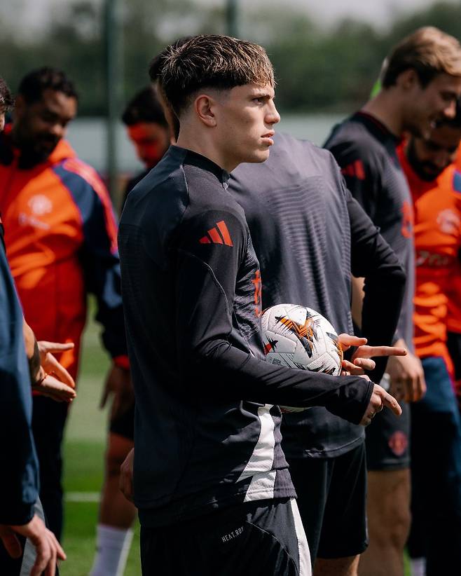 글로벌 스포츠 매체 ‘디 애슬레틱’은 15일(한국시간) “후벵 아모림 감독이 이끄는 맨유의 1군 스쿼드가 캐링턴 훈련장을 떠난 이후에야 개별 훈련을 허용했다. 해당 선수는 마커스 래시포드, 알레한드로 가르나초(사진), 제이든 산초, 안토니, 티렐 말라시아다. 이들은 낮 시 간을 이용해 다른 팀 이적을 알아보라고 지시 받았다”고 전했다. 사진출처｜맨체스터 유나이티드 페이스북