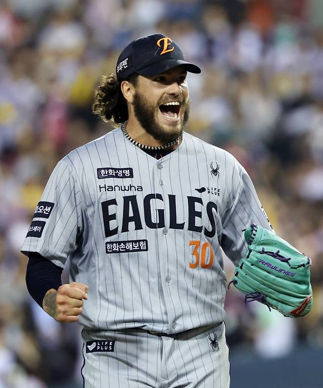 KBO리그의 주요 지표를 살펴보면 지난 시즌과 견줘 타고투저의 흐름이 옅어진 게 눈에 띈다. 지난 시즌 규정이닝 2점대 ERA를 기록한 투수는 2명이 전부였지만, 올해는 전반기가 끝난 상황에서 코디 폰세를 포함한 8명이 2점대 이하 ERA를 기록 중이다. 규정타석 3할 타자도 지난 시즌 24명에서 올해 빅터 레이예스 포함 10명으로 크게 줄었다. 뉴시스