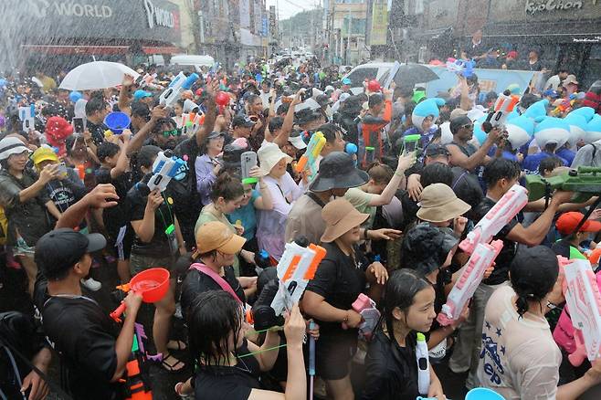 ‘정남진 장흥물축제’의 개막을 알리는 오프닝 프로그램인 살수대첩 퍼레이드. 낮에 군민회관에서 출발해 물싸움장까지 행진을 한다             사진제공｜장흥군