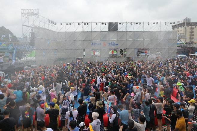 ‘정남진 장흥물축제’에서 가장 인기높은 축제 하이라이트 지상 최대의 물싸움. 매일 오후 2시부터 3시까지 진행한다      사진제공｜장흥군