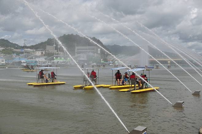 ‘정남진 장흥물축제’의 주요 행사지역인 장흥읍 탐진강 수변공원 일대에서 축제 기간 운영하는 다양한 수상 탈거리      사진제공 ｜장흥군