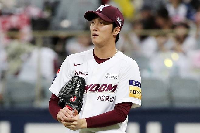 키움 히어로즈 안우진은 9월 사회복무요원 복무를 마치고 전역한다. 설종진 키움 감독대행은 안우진의 시즌 중 복귀와 관련해 “한두 번 정도 투구를 고려하고 있다”고 전했다. 뉴시스