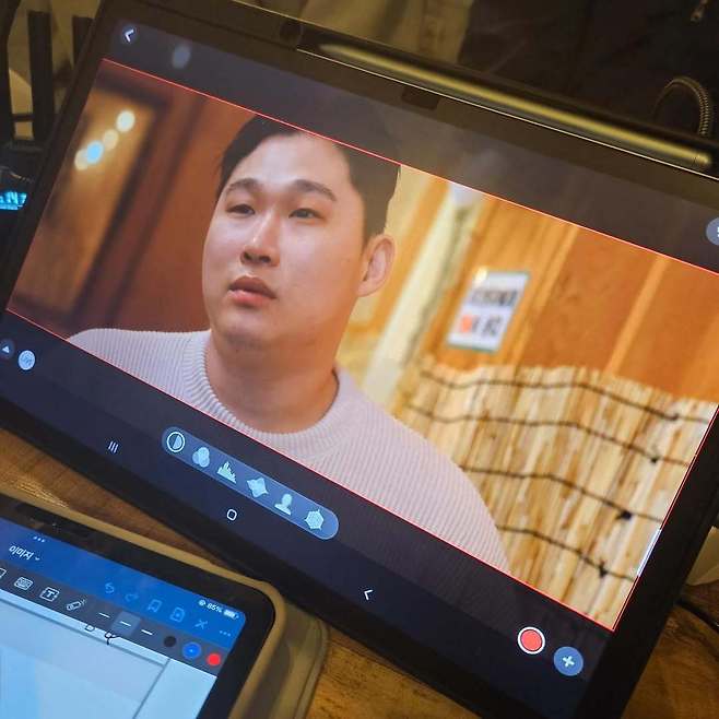 스윙스는 ‘오징어 게임2’ 오디션 불발 이후에도 연기 학원 등록, 웹드라마 출연 등 끊임없이 연기 열정을 보여왔다. 이번 출연설로 충무로 데뷔가 성사될지 기대를 모은다. 사진출처|스윙스SNS