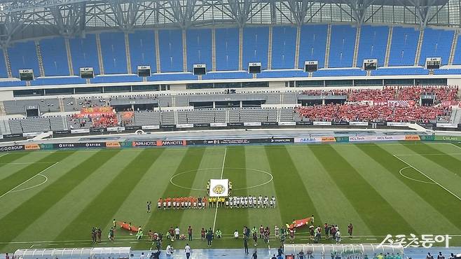 중국과 홍콩의 E-1 챔피언십 남자부 3차전이 열린 15일 용인미르스타디움은 1400여 명의 팬들이 입장했는데 그 중 절대 다수가 홍콩팬들이었다. 본부석 맞은편 스탠드의 오른쪽이 홍콩팬. 용인｜남장현 기자 yoshike3@donga.com