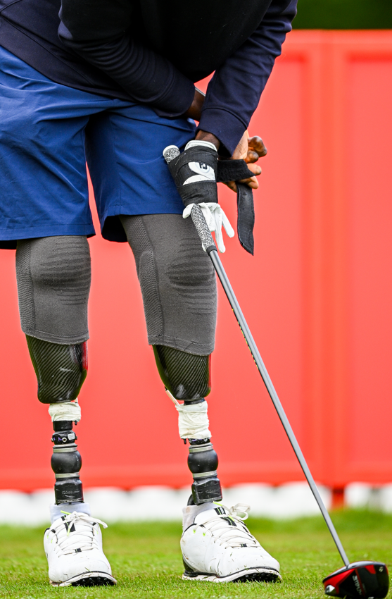 은라렙이 티샷을 날리기에 앞서 드라이버에 손을 고정하고 있다. 게티이미지