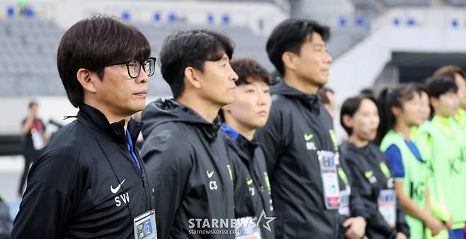 신상우 여자축구대표팀 감독이 지난달 용인미르종합운동장에서 열린 국가대표평가전 대한민국과 콜롬비아의 경기에서 지휘하고 있다. /사진=강영조 선임기자